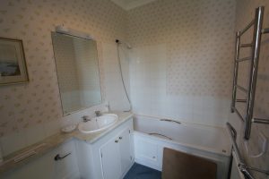 Traigh House bathroom