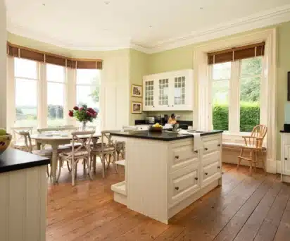 Kitchen and breakfast area