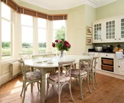 Kitchen breakfast area